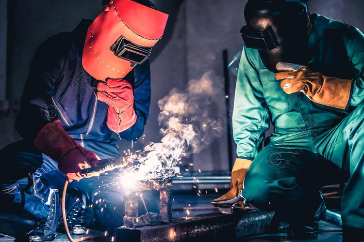 焊机在工厂焊接钢通过手工技能劳动概念的金属制品制造和建筑维护服务
