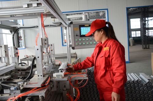 8月23日,笔者在望奎龙达金属制品公司看到,技术人员正在研发新产 ..